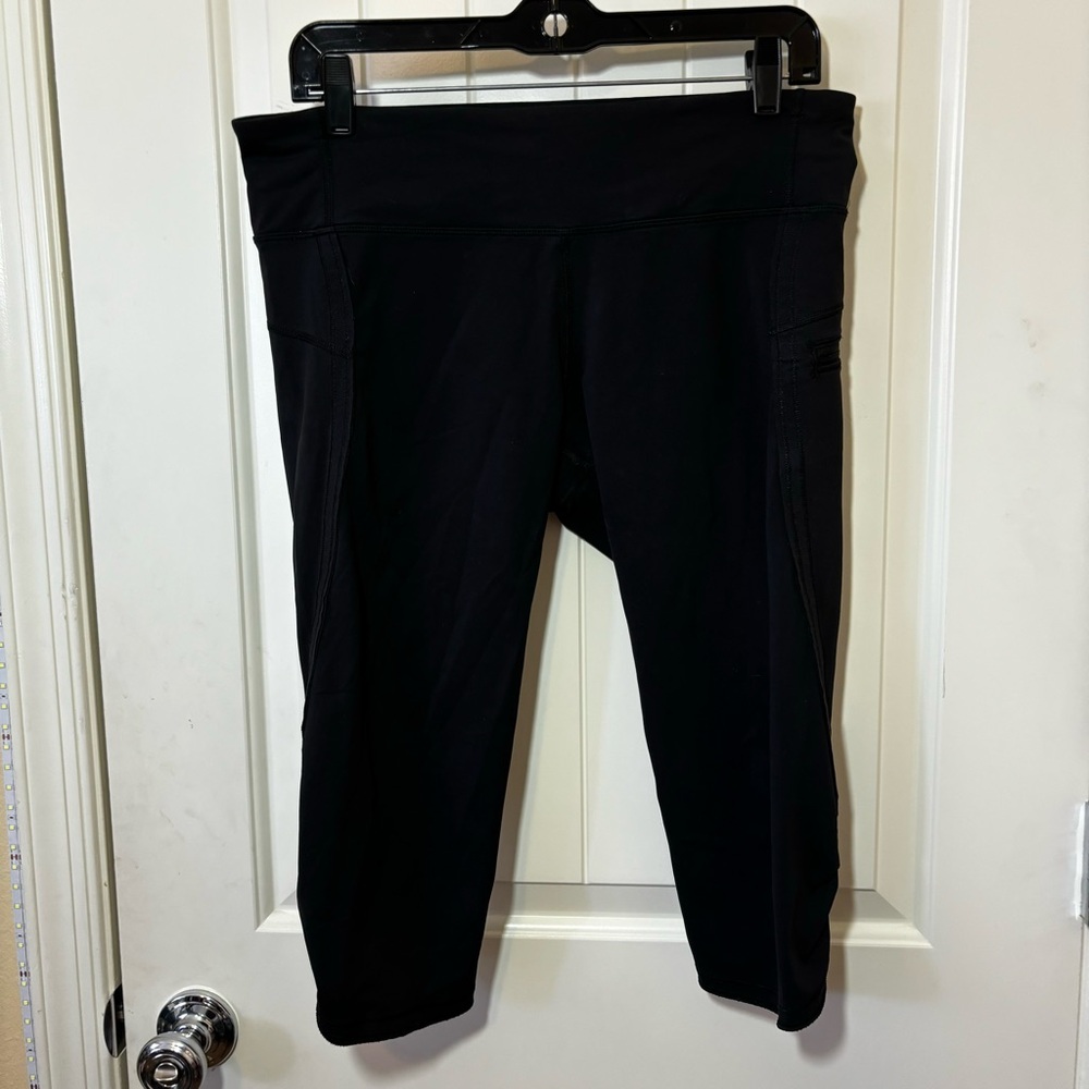 Lululemon Crop High Rise Black Leggings Zip Side Pocket Size 10 EUC D0